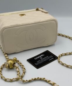 Alternative view of Chanel vanity blanc casse