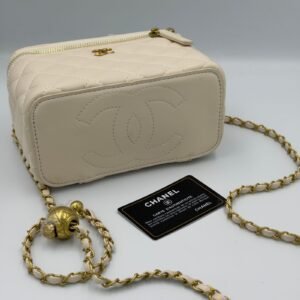 Alternative view of Chanel vanity blanc casse